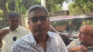 दिल्ली अग्निकांड में फरिश्ता बना ये गद्दे वाला,  डेढ़ लाख का नुकसान कराकर बचाईं 12 जानें
