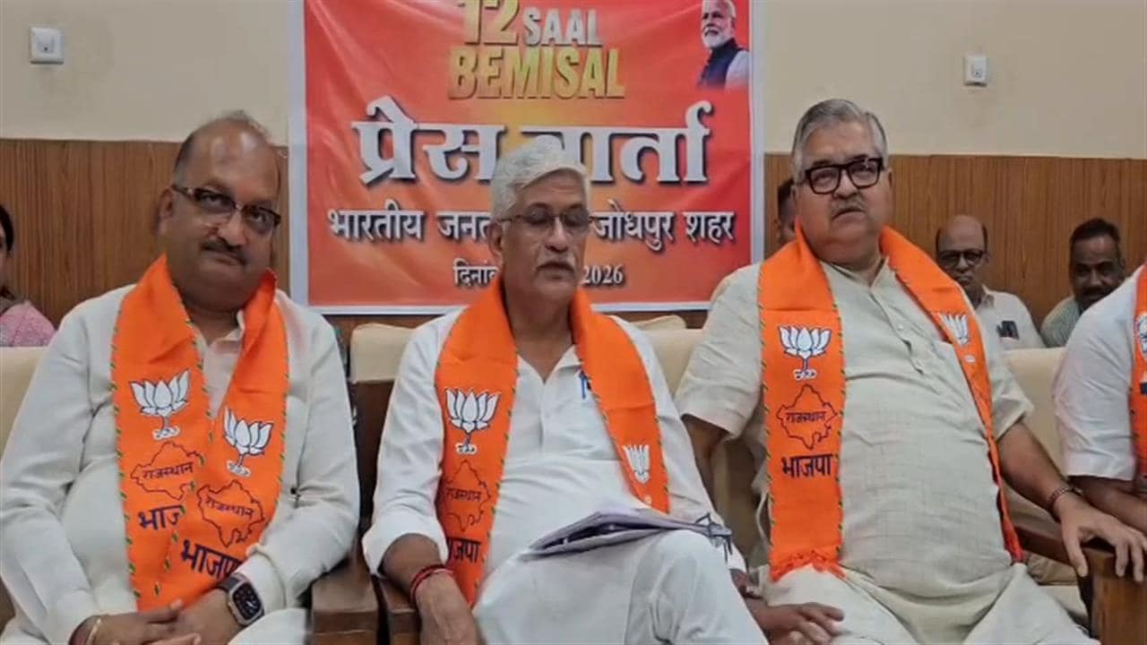 रिपोर्टर ने पूछा सवाल तो MLA ने दिखा दिया हाथ, वायरल हुआ वीडियो