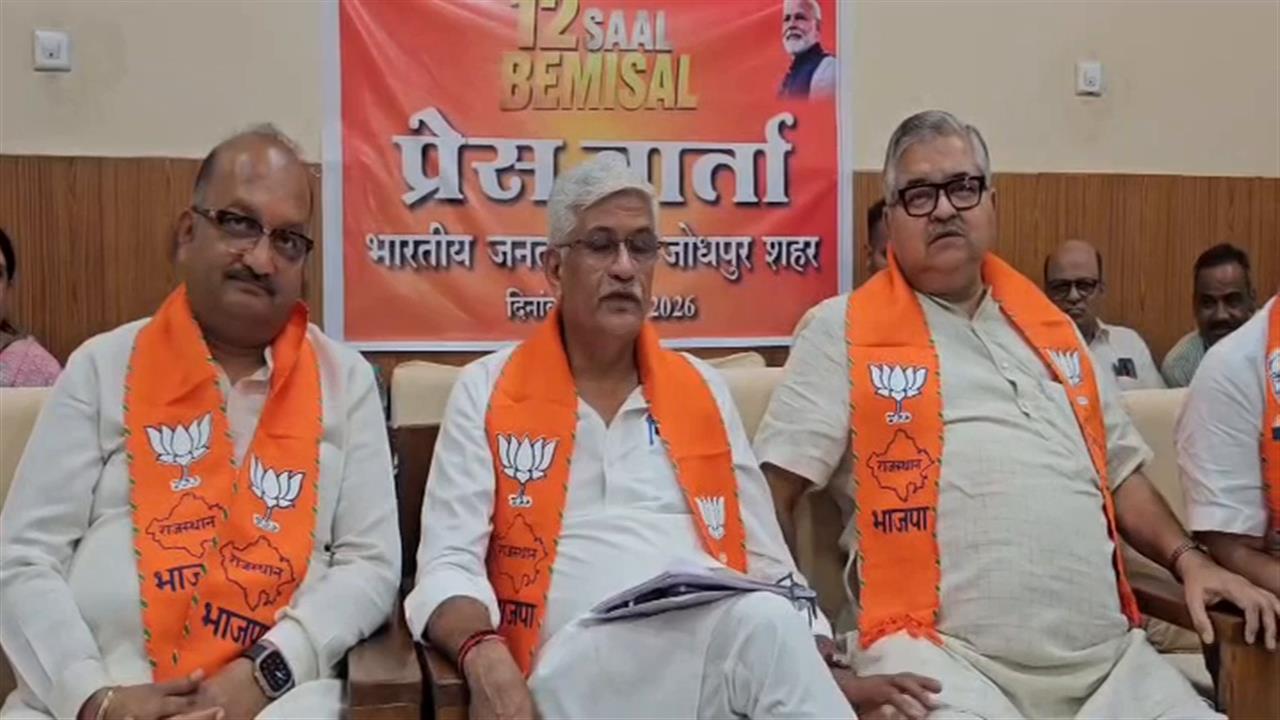 रिपोर्टर ने पूछा सवाल तो MLA ने दिखा दिया हाथ, वायरल हुआ वीडियो