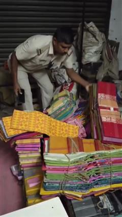 गिरफ्तारी के डर से साड़ियों के बीच छुपा TMC नेता, पुलिस ने दबोचा, VIDEO वायरल