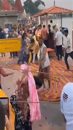 VIDEO: पुजारी ने महिला पर आरती से किया हमला, शिप्रा के रामघाट पर मच गया हंगामा