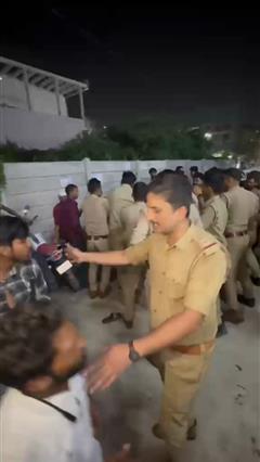 गोरखपुर में प्रसूता की मौत, पुलिस ने पति पर बरसाए लात-घूसे और डंडे,