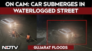 Gujarat Floods | Dramatic Rescue Of Car Submerged In Water Amidst Heavy Rains In Navsari