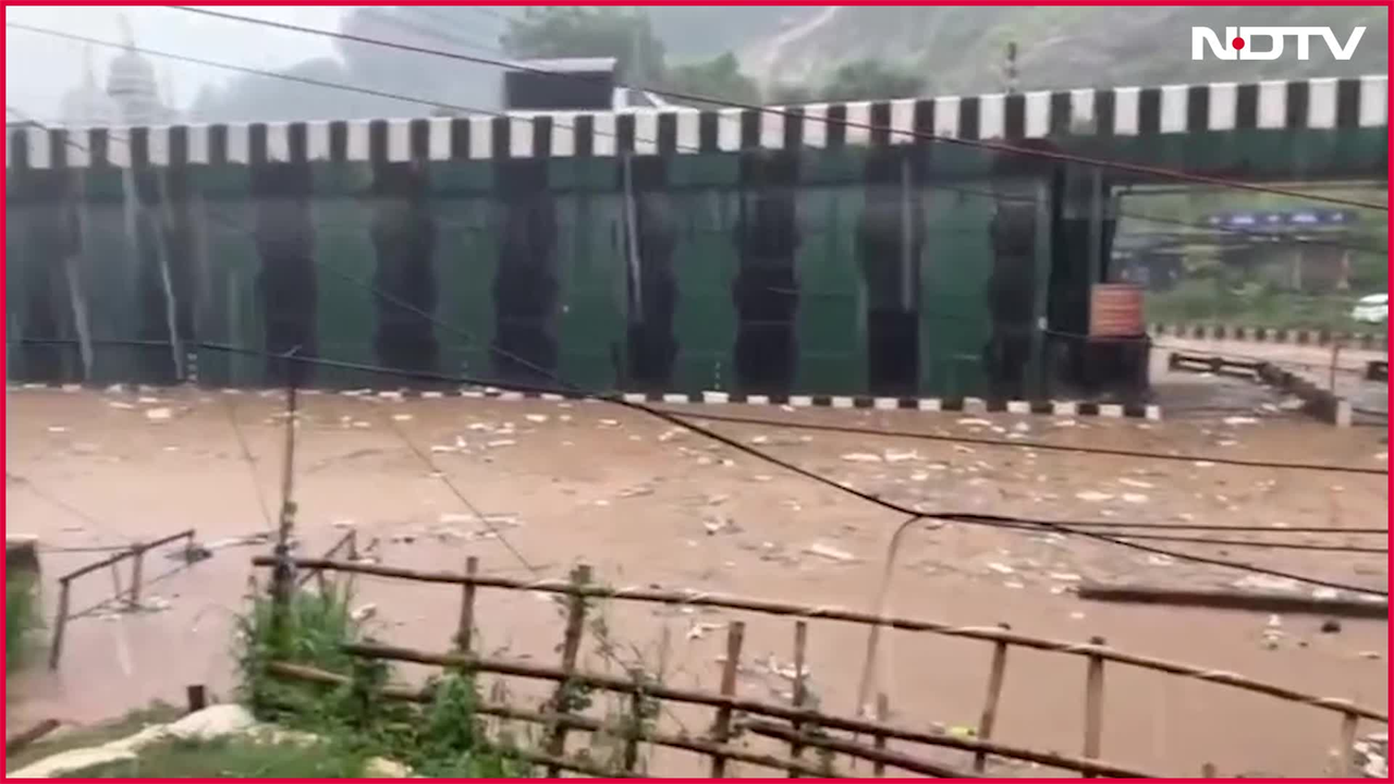 Assam News | Guwahati Flash Floods Strand Vehicles On NH-37