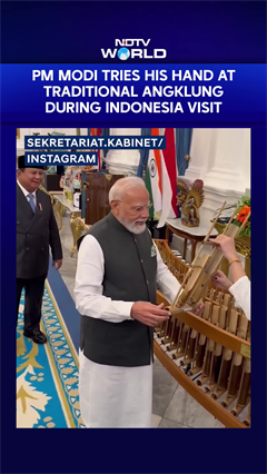 PM Modi In Indonesia | PM Modi Tries His Hand At Traditional Angklung During Indonesia Visit
