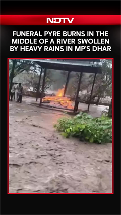 Funeral Pyre Burns In Middle Of River Swollen By Rains In Madhya Pradesh's Jamla Village