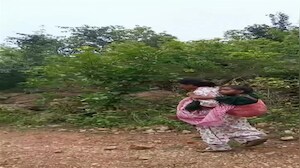 छात्रा की जान बचाने के लिए पथरीले रास्ते पर पैदल चली वार्डन