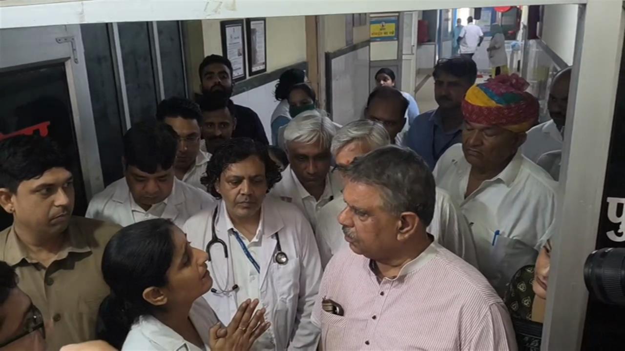 मंत्री के सामने हाथ जोड़ रोने लगी नर्स, वीडियो हुआ वायरल
