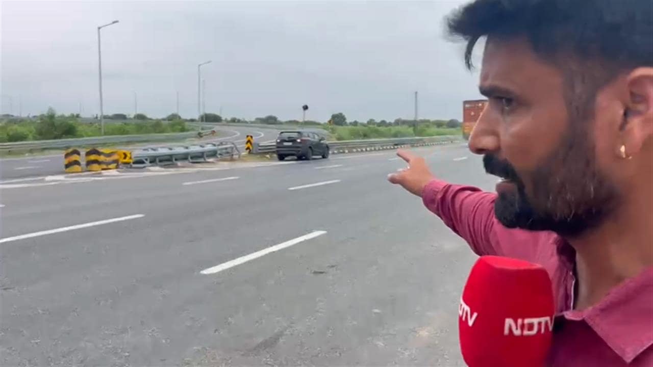दिल्ली-मुंबई हाईवे पर साइन बोर्ड नहीं होने से कन्फ्यूज़ हो रहे वाहन