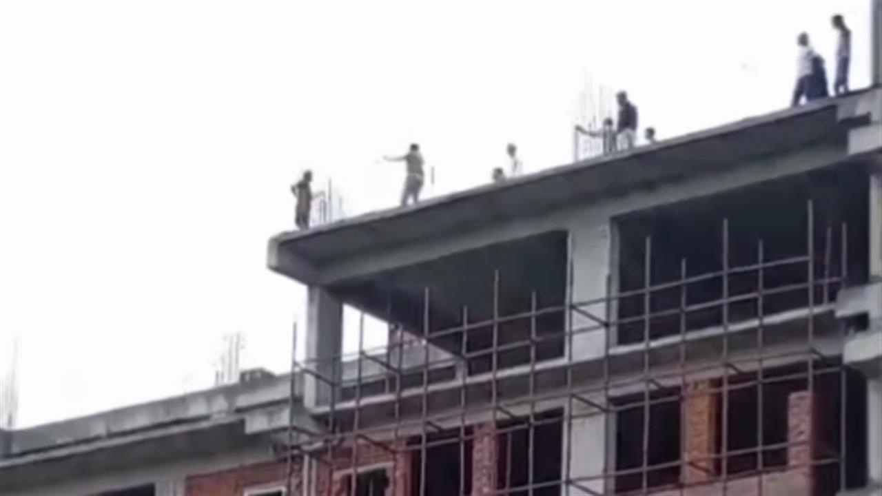 शादी की जिद पर अड़ी युवती निर्माणाधीन एम्स की छत पर चढ़ी; पुलिस-परिजन नहीं समझा पाए, बुलाना पड़ा प्रेमी