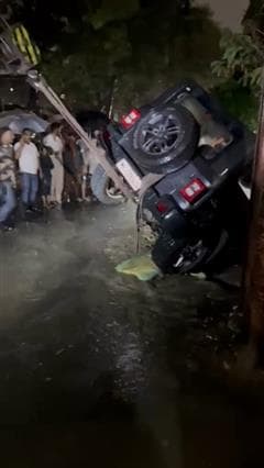Video : कुछ घंटों की बारिश में तालाब बनीं इंदौर की सड़कें, बह गई थार, क्रेन से बाहर निकाला