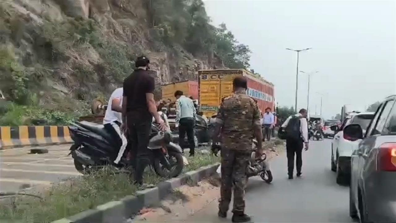 चुटूपालु घाटी में 2 किमी तक वाहनों को रौंदता चला गया बेकाबू ट्रक