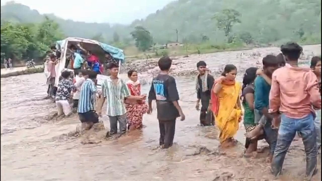 VIDEO: बाढ़ में फंसा यात्रियों से भरा वाहन, ग्रामीणों ने ह्यूमन चेन बनाकर 25 लोगों का किया रेस्क्यू