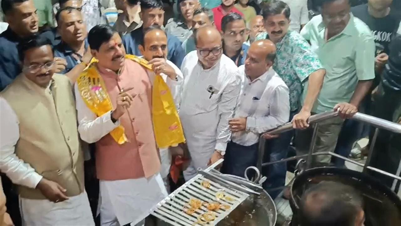 सिंहस्थ 2028: तैयारियों का जायजा लेने बाइक पर निकले सीएम मोहन यादव, फिर होटल में बनाने लगे जलेबी