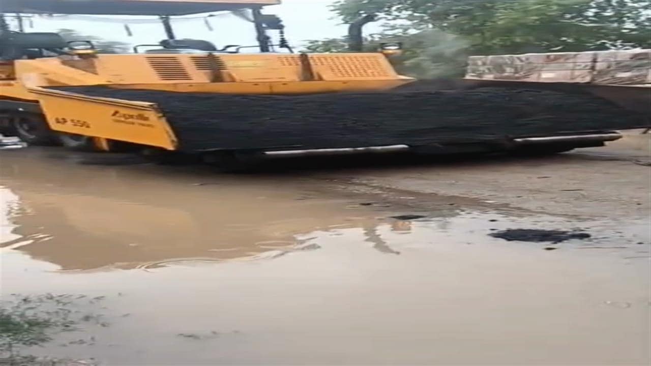 ग्रेटर नोएडा में बारिश के बीच सड़क निर्माण, वायरल वीडियो पर उठे सवाल