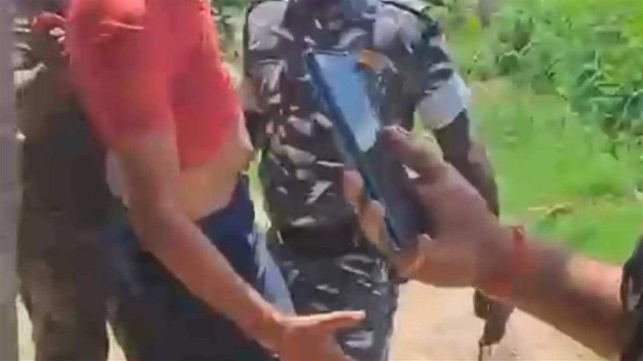 सोनू-मोनू को पकड़ने के वीडियो में दिखा 'पिस्टल ड्रामा', पुलिस के दावों पर उठे गंभीर सवाल