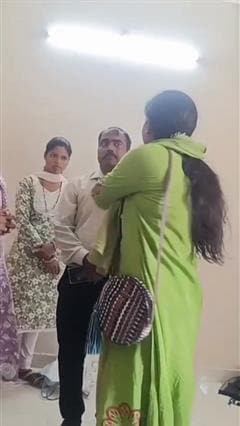 Video : 'मेरे को नोचेगा तू...', अश्&zwj;लील मैसेज भेजने वाले प्रोफेसर को छात्रा ने स&zwj;िखाया सबक, प&zwj;िटाई का VIDEO वायरल