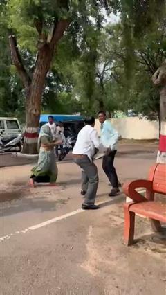 VIDEO: पुलिस थाने में पेट्रोल से नहाया शख्स! हाईवोल्टेज ड्रामा देख पुलिस के छूटे पसीने