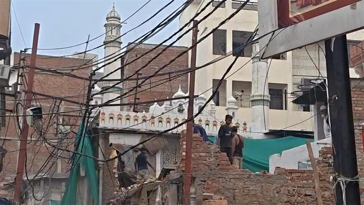 वाराणसी: दालमंडी में करीमुल्लाह बेग मस्जिद के साथ 5 मस्जिदों को ढहाया जा रहा, मकानों पर भी चल रहे हथौड़े