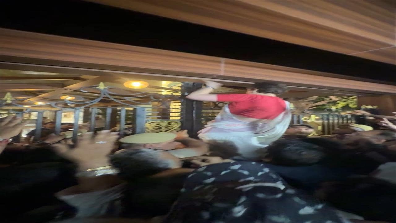 Priyanka Gandhi Climbs Gate After Being Detained From Protest Site In Delhi