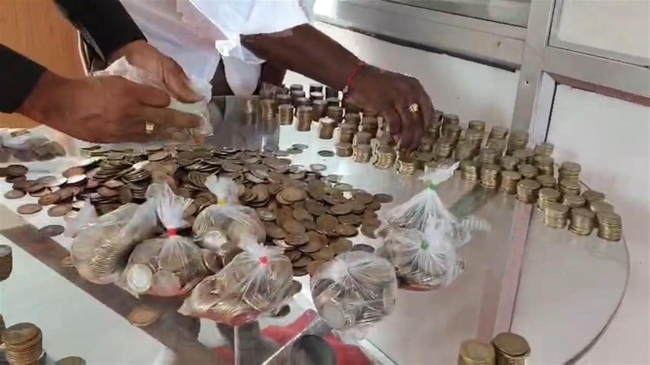 10-10 के सिक्कों की गठरी लेकर बाइक शोरुम पहुंचा शख्स, खरीदी सपनों की एक्टिवा