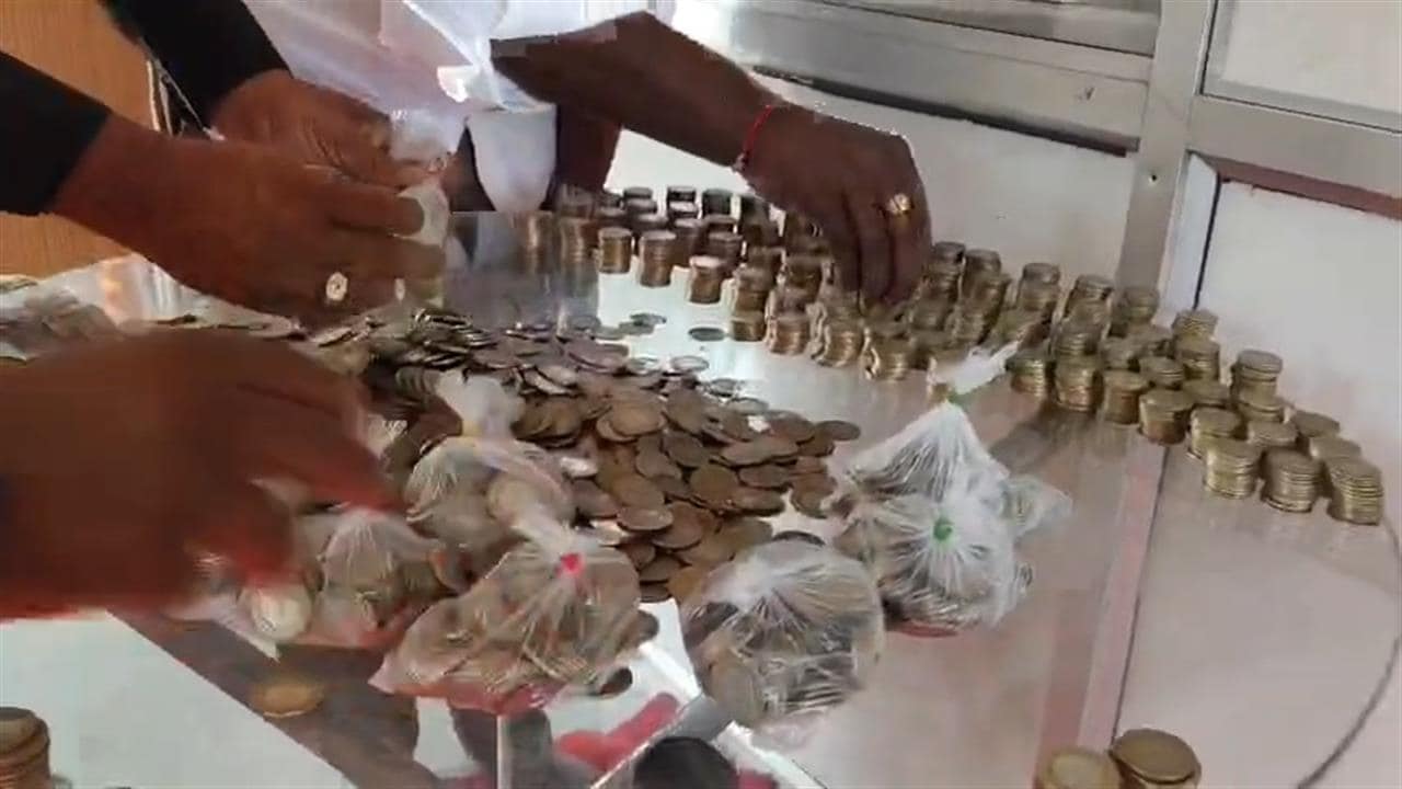 10-10 के सिक्कों की गठरी लेकर बाइक शोरुम पहुंचा शख्स, खरीदी सपनों की एक्टिवा