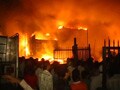 Video : मुंबई में भीषण आग में सैकड़ों दुकानें खाक
