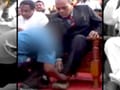 Video : मध्य प्रदेश के मंत्री ने बच्चे से बंधवाए जूते...