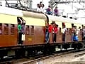 Videos : मुंबई : लोकल ट्रेन से गिरकर दो की मौत