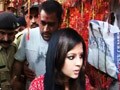 Videos : 'हमर' चलाते हुए साक्षी के साथ मंदिर पहुंचे धोनी