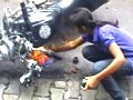 Video : मनचले को लड़की ने जमकर पीटा, बाइक भी जलाई