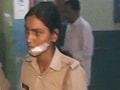 Videos : यूपी में सरेआम दो महिला पुलिसकर्मियों से छेड़छाड़