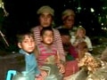Videos : उत्तराखंड : पहाड़ की चोटियों पर रात गुजार रहे हैं परिवार