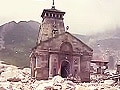 Videos : केदारनाथ मंदिर की दीवारों में कई दरारें