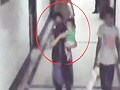 Videos : दिल्ली के अस्पताल से बच्चा चुराती महिला कैमरे में कैद