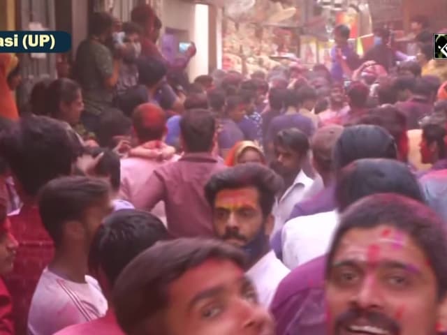 Videos : वाराणसी में मनाई गई रंगभरी एकादशी