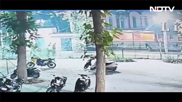 अलीगढ़ मुस्लिम यूनिवर्सिटी में टीचर को गोली मारने का LIVE VIDEO