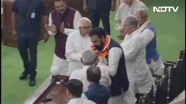 नीतीश कुमार ने पहनाई माला, सम्राट चौधरी ने छू लिए पैर, देखें VIDEO