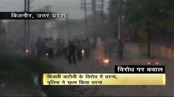 Videos : बिजनौर में पुलिस का लाठीचार्ज
