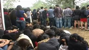 Videos : पुणे में पार्टी, 300 छात्र गिरफ्तार