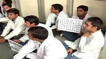 Videos : Safdarjung junior doctors strike continues