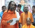 सामने आए महाराज