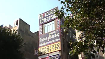 खाली कराई गई झुकी इमारत