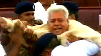 मार्शल ने विधायक को बाहर किया