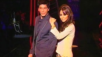 Video : SRK plays second fiddle to wife Gauri