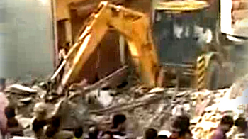 दिल्ली में तीन मंजिला इमारत ढही