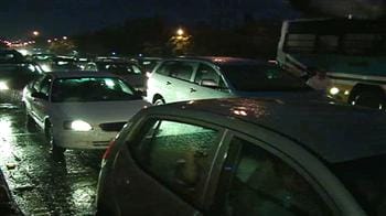 Video : Traffic crawls after rain in Delhi