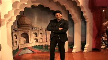 SRK's wax replica unveiled at Madame Tussauds in NY
