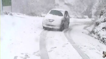 Video : Snowfall in Uttarakhand, traffic disrupted