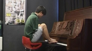 This Chinese musician plays piano with his toes